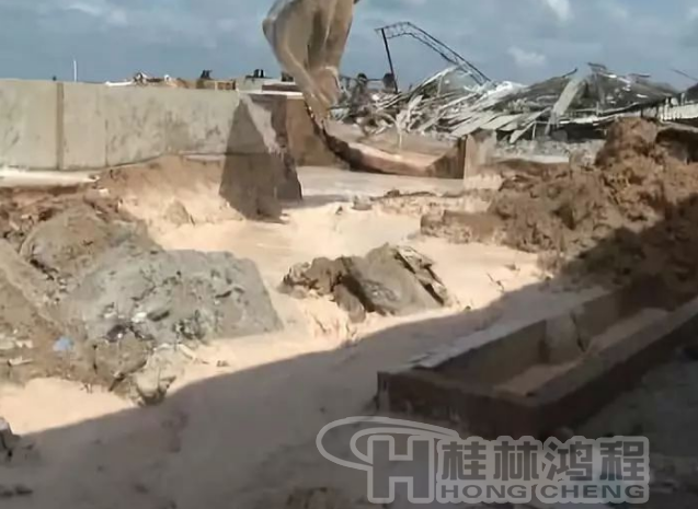 廉江政府鐵腕整治拆除一高嶺土廠，連設(shè)備都砸碎！