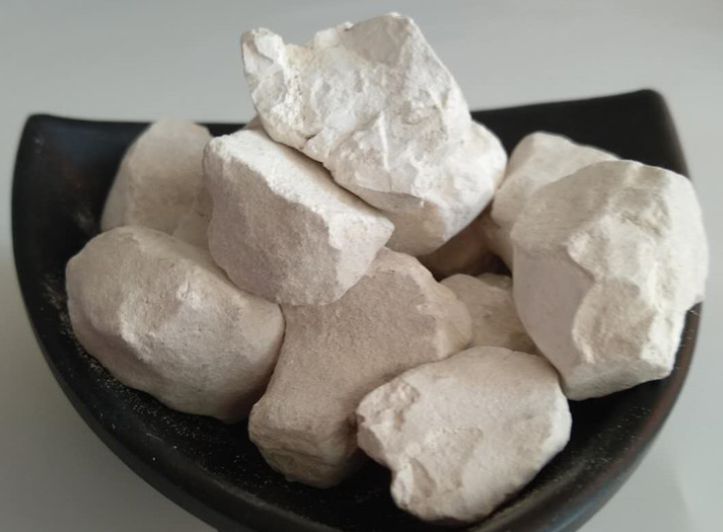 生石灰燒完還要磨粉嗎？生石灰塊磨粉機(jī)
